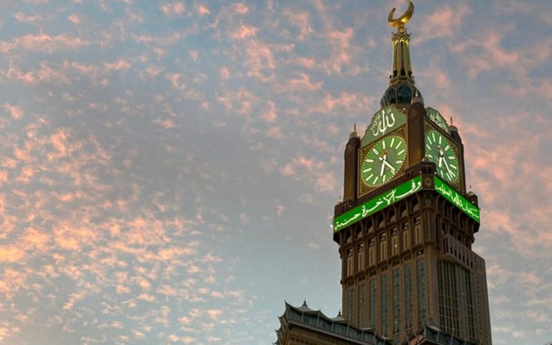 Deluxe Umrah Package — illustrated scene